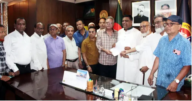 কর কমানোর জন্য মেয়রের কাছে স্মারকলিপি দিচ্ছে বিভিন্ন সংগঠন