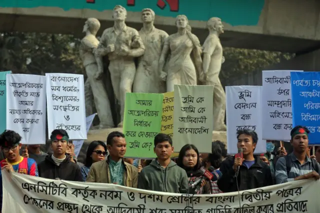 আদিবাসী হিসাবে স্বীকৃতির দাবিতে ঢাকায় বিভিন্ন সময় সমাবেশ করেছে ক্ষুদ্র নৃগোষ্ঠীগুলোর সদস্যরা