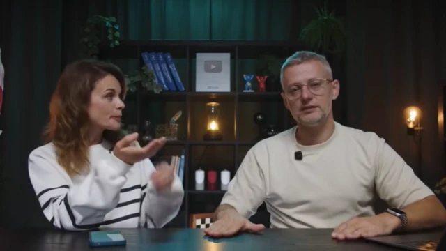 Ведущие «Вечернего кефира» Ольга Токарчук (в белой кофте с черными полосами) и Евгений Соленков (в футболке песочного цвета) бурно жестикулируют во время эфира