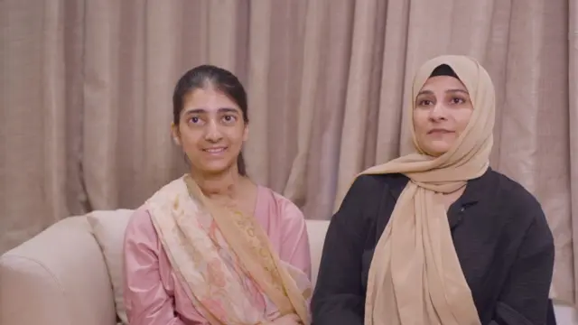 Ayesha Rashid dey sidon wit her mama Sober Rashid for Chennai