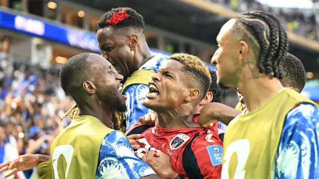 El equipo de Cabo Verde celebra el gol del empate contra Uruguay.