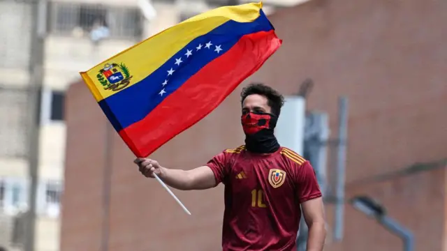 Un hombre ondea una bandera de Venezuela durante una protesta convocada por la oposición en Caracas, el 17 de agosto de 2024.