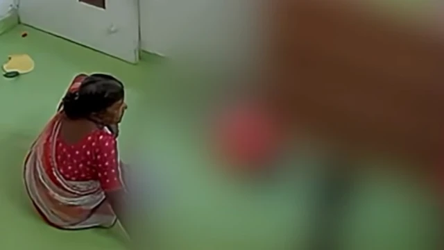 ভিডিওটি শুরুর প্রথম দুই সেকেন্ডের মধ্যেই লাল-সাদা শাড়ি পরিহিত ওই নারীকে একজন শিশুকে নিয়ে কক্ষটি থেকে বের হয়ে যেতে দেখা যায়।