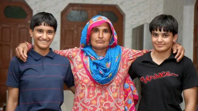  मां के साथ विनेश 