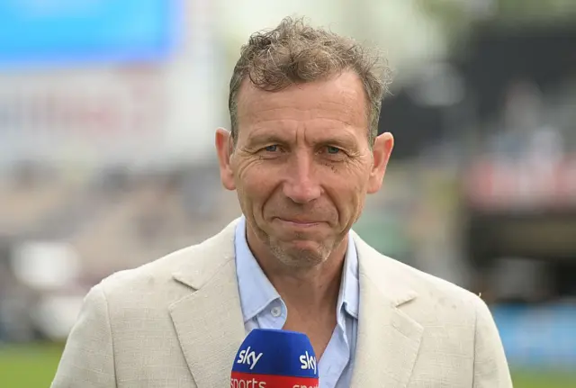 माइक एथर्टन ने भी बांग्लादेश और पाकिस्तान का समर्थन किया.