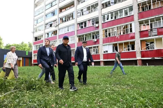 Минниханов побывал на месте гибели пятилетней девочки, пишет «Вечерняя Казань», публикуя фото