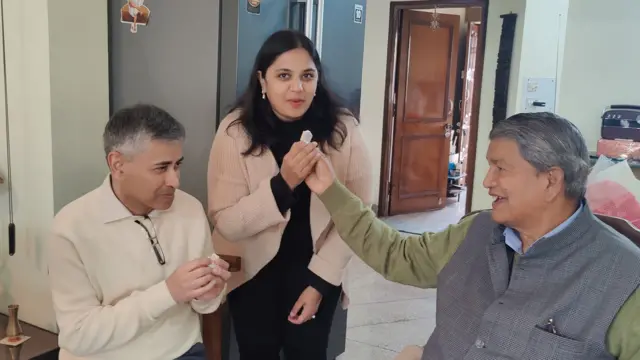 कैप्टन (रिटायर्ड) सौरभ वशिष्ठ के परिवार के साथ उत्तराखंड के पूर्व मुख्यमंत्री हरीश रावत