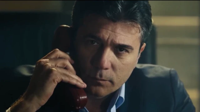 "Çatlı" filminden bir kare. Sahnede Çatlı'yı canlandıran oyuncu, telefonla konuşuyor.