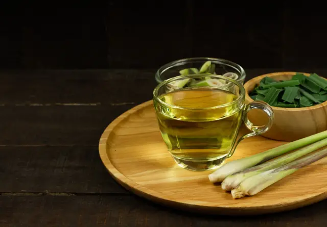 Les diététiciens conseillent de porter à ébullition 1,5 litre d’eau et d’ajouter 10 à 15 g de feuilles de citronnelle fraîche. 