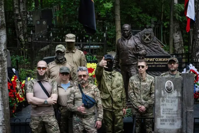 येवगेनी प्रिगोझिन यांच्या पुतळ्याजवळ वॅगनर ग्रुपचे सैनिक.
