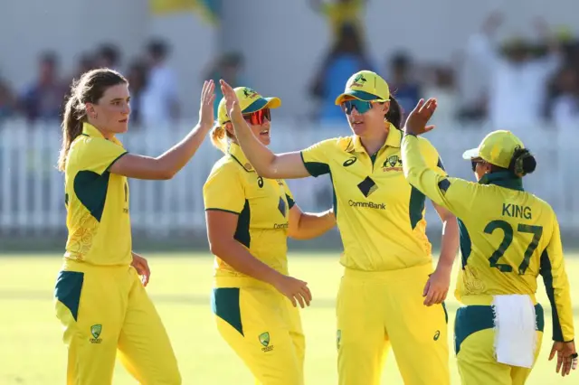 ભારત ઑસ્ટ્રેલિયા મહિલા ક્રિકેટ શ્રેણી હરલીન કૌર, સ્મૃતિ મંધાના, એલિસ જ્યોર્જિયા વૉલ