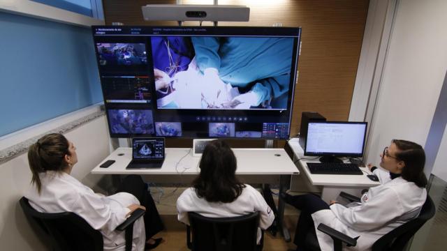 Especialistas do Incor, em São Paulo, acompanhando cirurgia remotamente