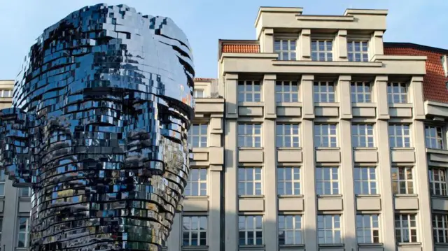 Kinetyczna rzeźba Kafki Davida Černego w centrum Pragi