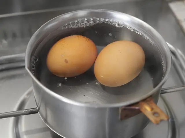 Dos huevos hierven en una olla