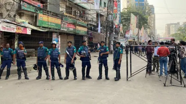 বিএনপি’র নয়াপল্টন কার্যালয়ের সামনে পুলিশের অবস্থান