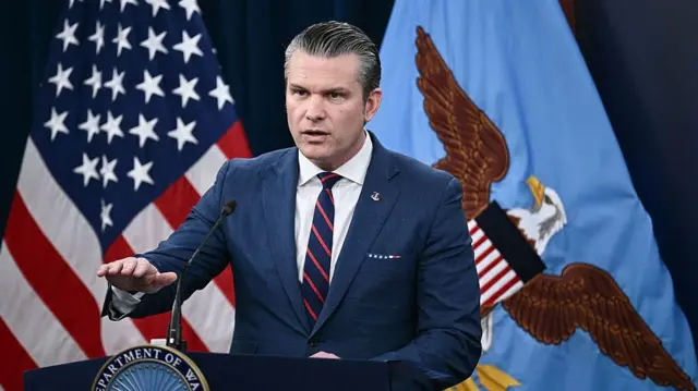 پیت هگست، وزیر دفاع ایالات متحده، در تاریخ ۲ مارس ۲۰۲۶ در جریان یک نشست خبری درباره اقدام نظامی آمریکا در ایران، در پنتاگون در واشینگتن دی‌سی سخنرانی می‌کند