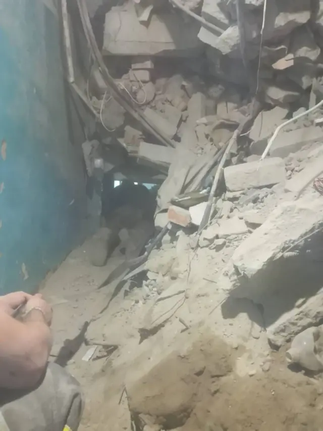 Ось під таким завалом і бетонними плитами хірургу довелося робити складну операцію