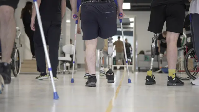 Пацієнти реабілітаційного центру Superhumans вчаться заново ходити