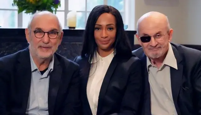 एलन येंटोब (बाएं) और सलमान रुश्दी के साथ राचेल एलिजा ग्रिफिथ्स