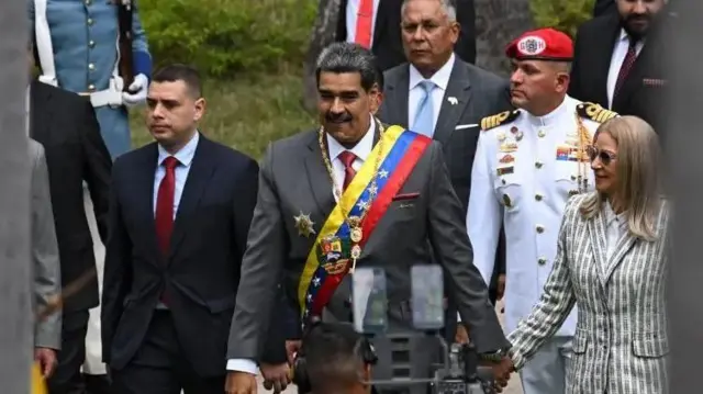 Nicolás Maduro com uma comitiva