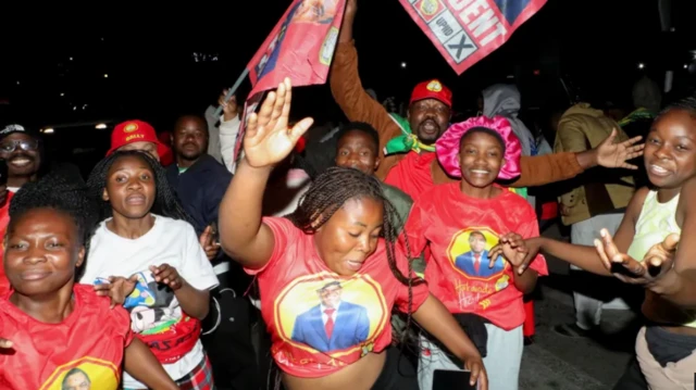 Supporters of President Hakainde Hichilema enter street to celebrate