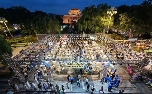 江苏省扬州市举办了一个人才夜市，连夜进行人才招聘