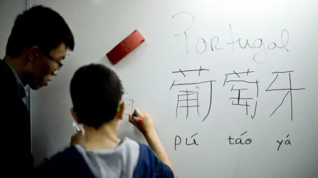 Joven aprende un indioma nuevo