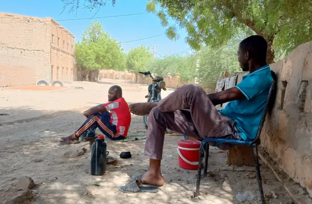 Des jeunes au grin après l'attaque de Tombouctou, 04 juin 2025.