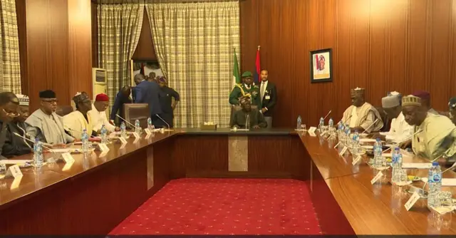 Shugaban Najeriya Bola Tinubu da gwamnonin jihohi na jam'iyyar APC a lokacin taron da suka yi ranar 25 ga watan Yulin 2024