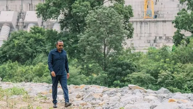 ቀዳማይ ሚኒስተር ኣብይ ኣሕመድ ኣብ ግድብ ህዳሰ