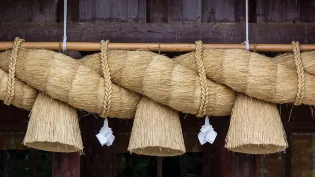 La shimenawa (cuerda de paja sagrada) del santuario de Izumo pesa alrededor de cinco toneladas