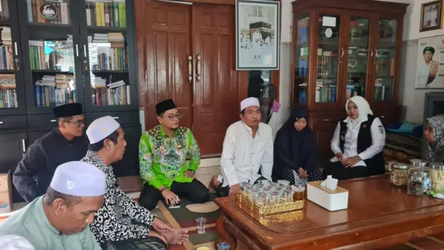 Wakil Bupati Situbondo, Ulfiyah saat berkunjung ke kediaman Pengasuh Pondok Pesantren Salafiyah Syafi’iyah Syekh Abdul Qodir Jaelani, untuk melihat langsung atap kamar pondok yang ambruk.