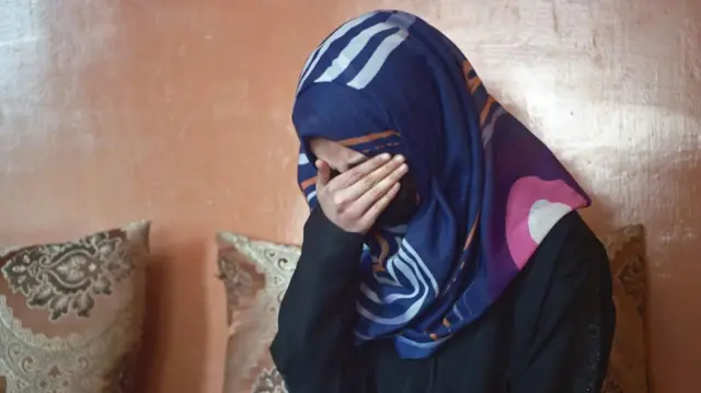 دختری در حال گریستن