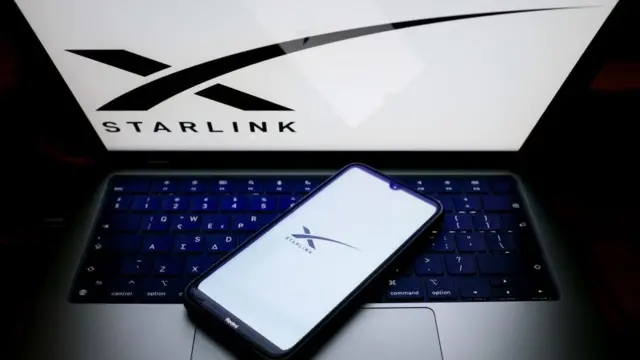 لوگوی استارلینک در تاریخ ۲۴ مه ۲۰۲۴ بر روی صفحه نمایش تلفن هوشمند و صفحه نمایش رایانه در آتن، یونان نمایش داده می شود.