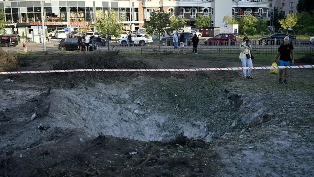 Вирва на місці удару ракети в Києві 