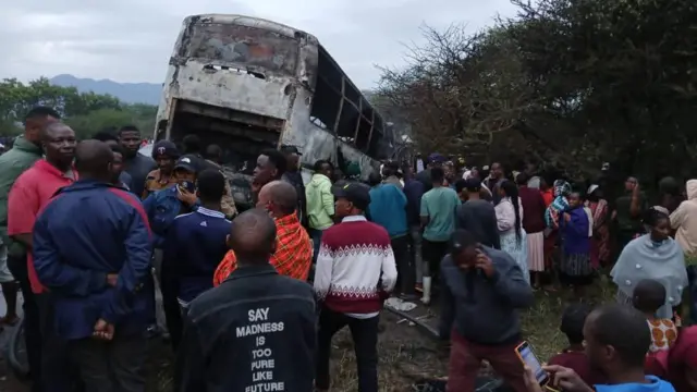 Imbaga y'abantu bashungereye aho impanuka yabereye, hagaragara ikamyo yahiye irakongoka hasigara igikanka cyayo