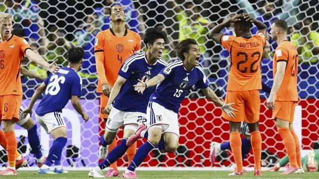 ゴール前で日本選手らが手を広げて大きな口を開けて走っている。オランダ選手らは顔をしかめたり呆然としたりしている