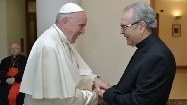 Padre Zezinho com papa Francisco (1936-2025). Foto: Reprodução do livro Apenas Um Cidadão do Infinito: Vida e Missão de Pe. Zezinho/ Divulgação