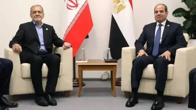 রাশিয়াতে ব্রিকস সম্মেলনে ইরানের প্রেসিডেন্ট মাসুদ পেজেশকিয়ান (বাঁয়ে) ও মিশরের প্রেসিডেন্ট আব্দুল ফাতাহ আল সিসি