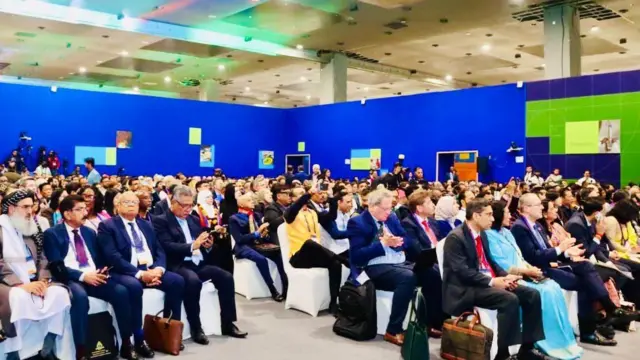 د دویزې درملنې سرمشریزې یوه څنډه چې ګڼ چارواکي پر څوکیو ناست دي او څنډې ته مولوي جلالي هم ښکاري.