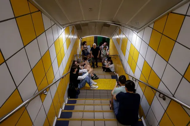 မြေပေါ်က တိုက်ခိုက်မှုတွေကို လွတ်အောင် အစ္စရေး မြေအောက်ဘူတာထဲ တိမ်းရှောင်နေကြသူတွေ 