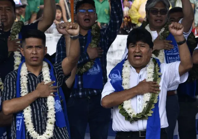 Andrónico Rodríguez e Evo Morales em palco de evento
