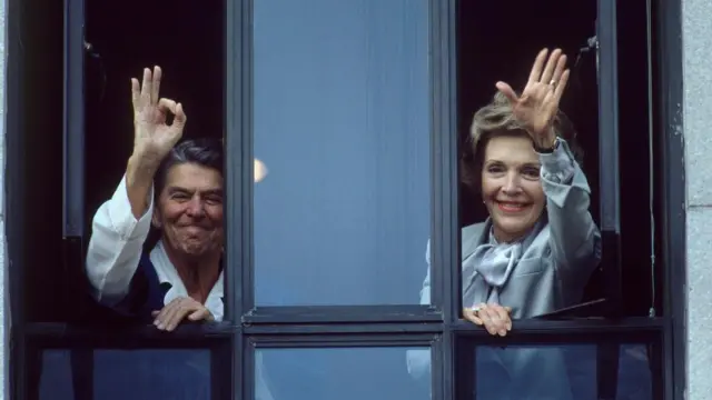 Ronald Reagan con su esposa Nancy.
