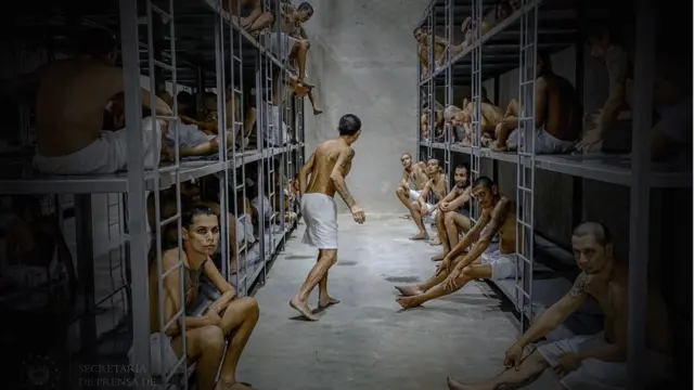 Ranjang para tahanan adalah pelat logam tanpa kasur.