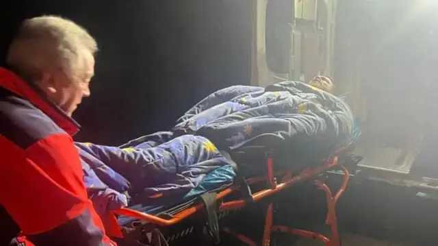 Скорая увозит Леонида Волкова