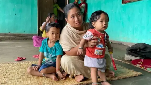 सिल्बिया तिच्या मुलांसह.