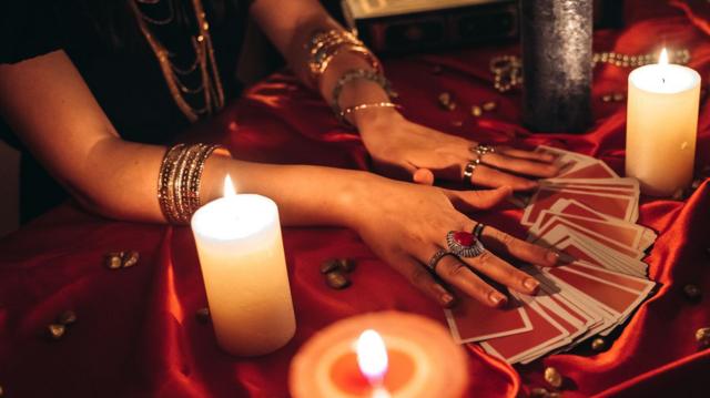 Uma vidente lendo cartas