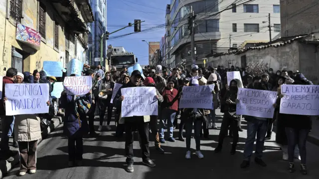 ለተቃውሞ የወጡ የቦሊቪያ ዜጎች 