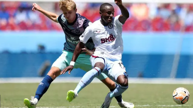 موسی دیابی (راست) قبل از پیوستن به استون ویلا مورد توجه تیمهای آرسنال، منچستر یونایتد، لیورپول و نیوکاسل قرار داشت