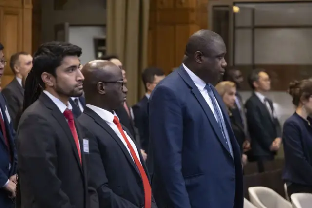 ဂမ်ဘီယာကိုယ်စားပြုအဖွဲ့ - ဂမ်ဘီယာရဲ့ ရှေ့နေချုပ်လည်းဖြစ်၊ တရားရေး ဝန်ကြီးလည်း ဖြစ်တဲ့ Dawda Jallow (ယာစွန်)